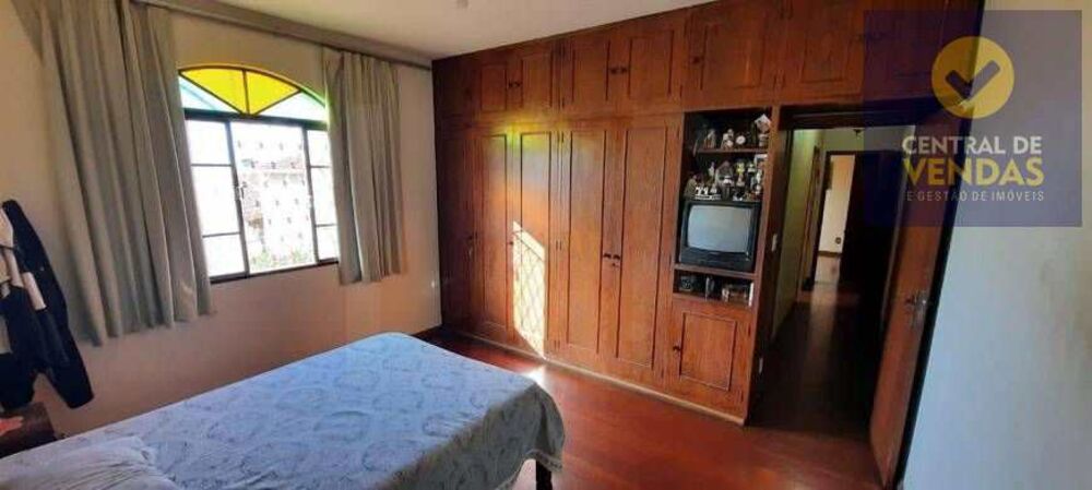 Casa à venda com 4 quartos, 360m² - Foto 4