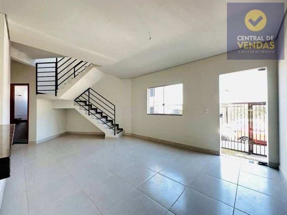 Casa à venda com 3 quartos, 130m² - Foto 1