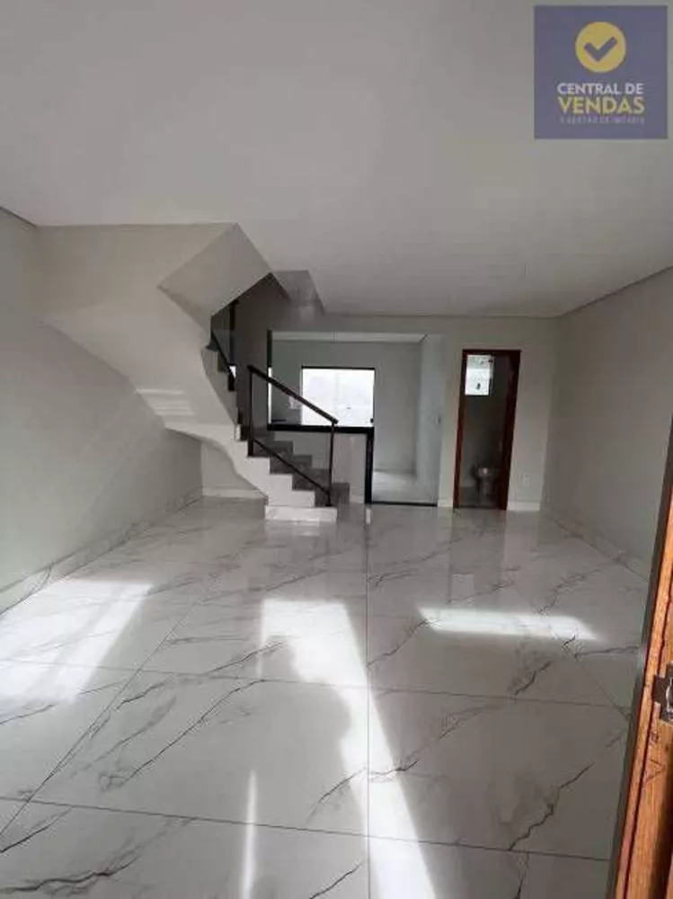 Casa à venda com 3 quartos, 88m² - Foto 1