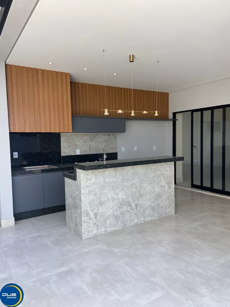 Casa à venda com 3 quartos, 235m² - Foto 1