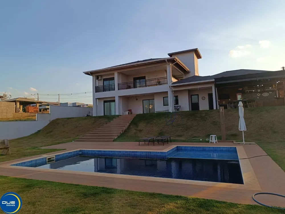 Casa à venda com 3 quartos, 1600m² - Foto 1