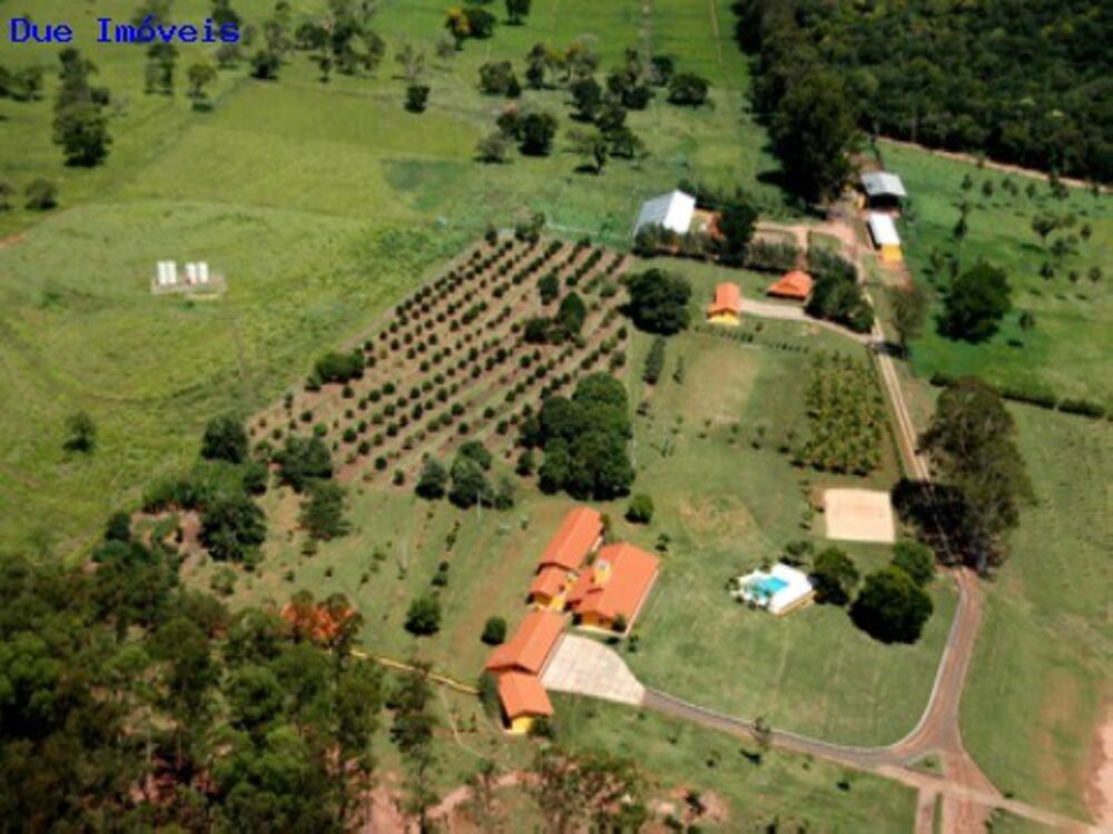 Fazenda à venda com 8 quartos, 1000m² - Foto 1