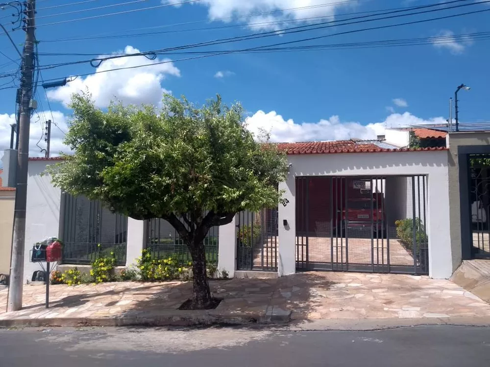 Casa à venda com 4 quartos, 220m² - Foto 1