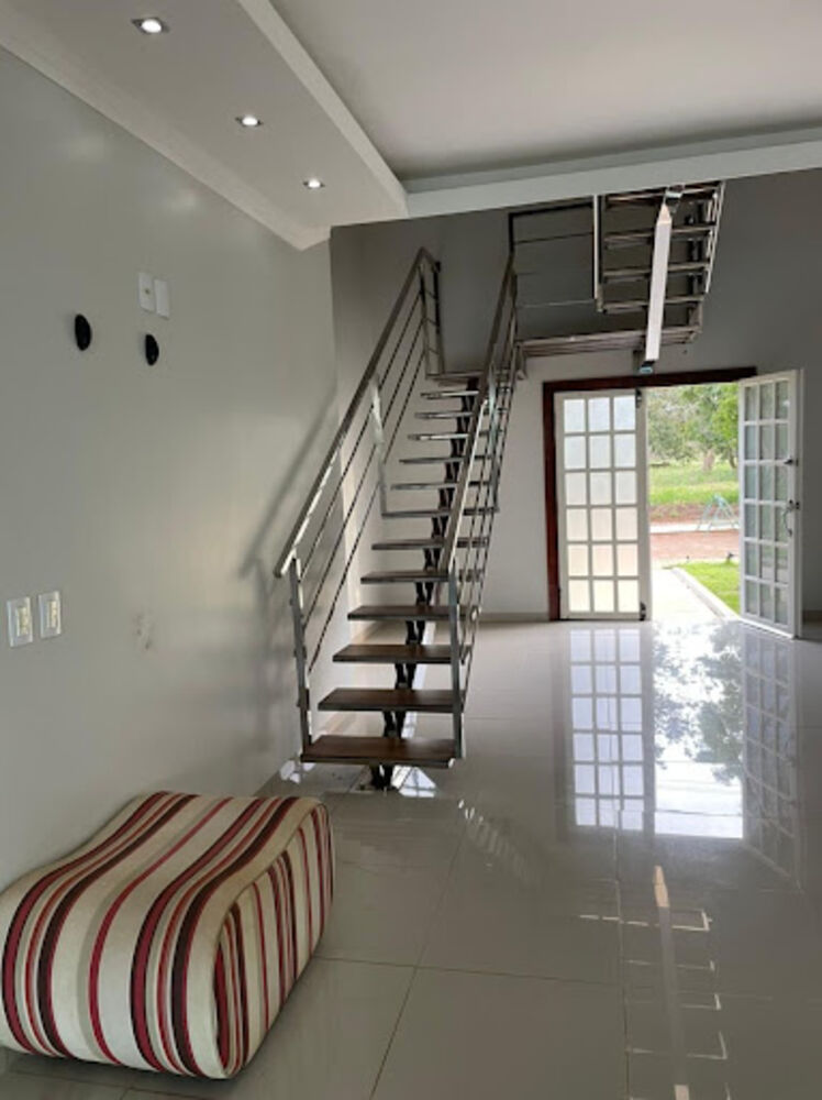 Casa de Condomínio à venda com 4 quartos, 300m² - Foto 2