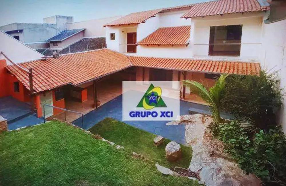 Casa à venda com 3 quartos, 276m² - Foto 1