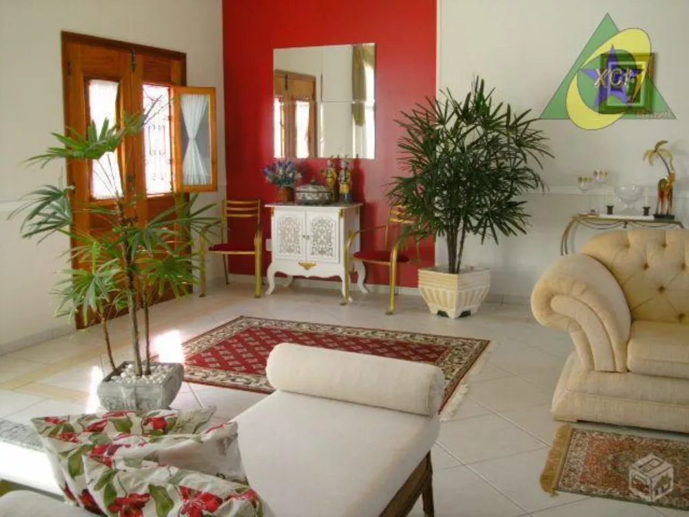 Casa à venda com 4 quartos, 250m² - Foto 1