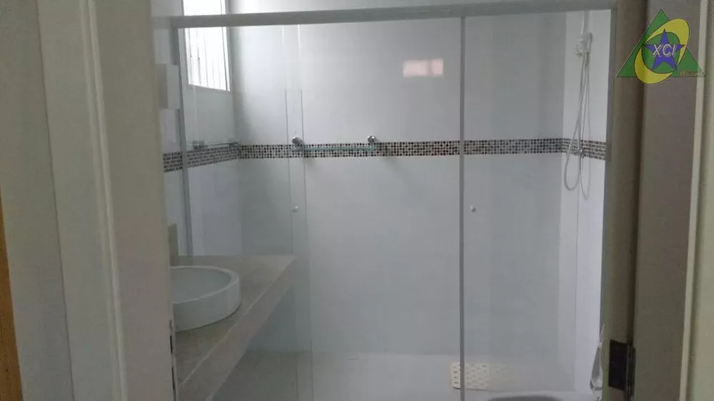 Casa para alugar com 5 quartos, 450m² - Foto 2