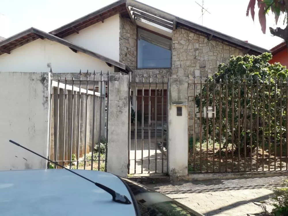 Casa à venda e aluguel com 3 quartos, 250m² - Foto 1