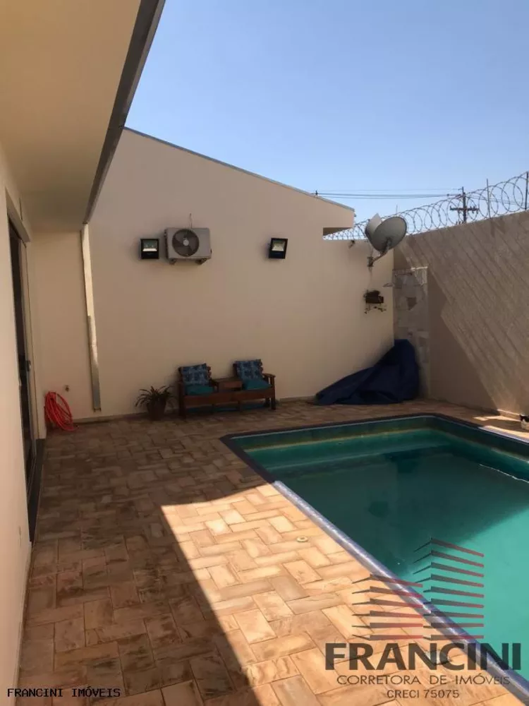 Casa à venda com 3 quartos, 209m² - Foto 1