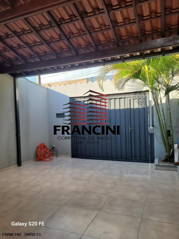 Casa à venda com 3 quartos, 108m² - Foto 1