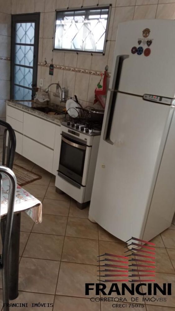 Casa à venda com 3 quartos, 250m² - Foto 2