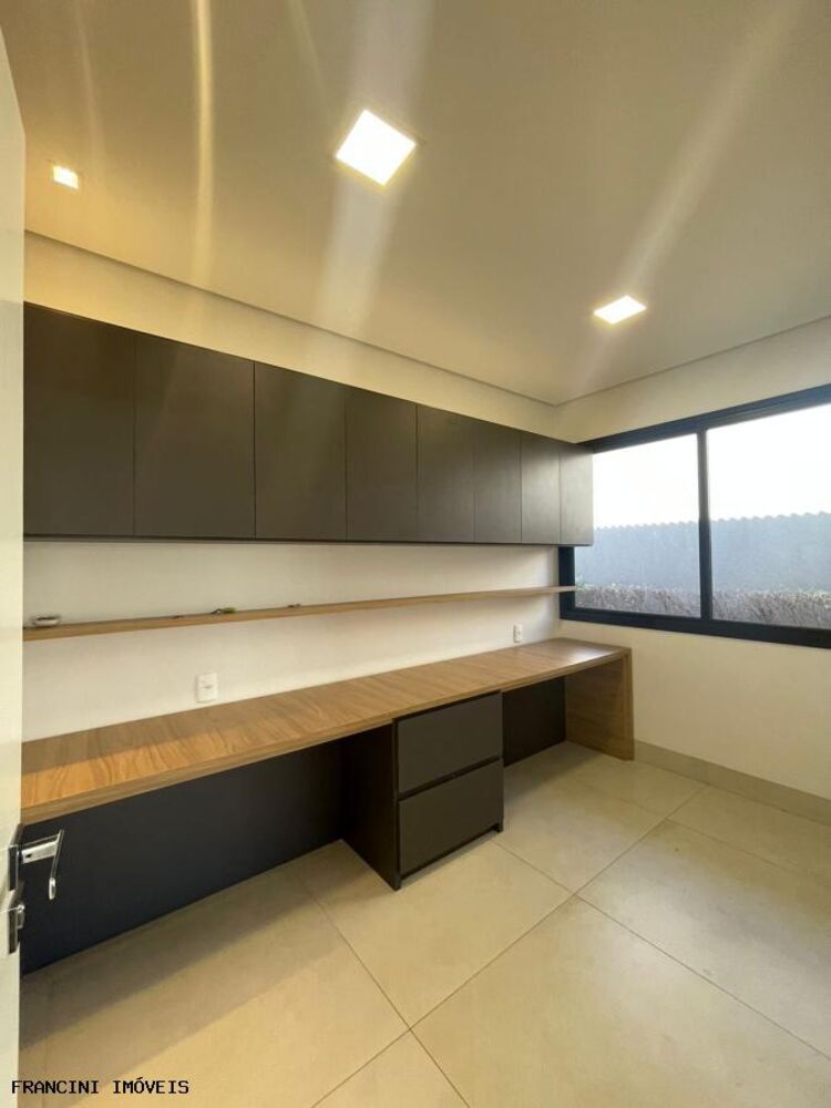 Casa de Condomínio à venda com 4 quartos, 260m² - Foto 2