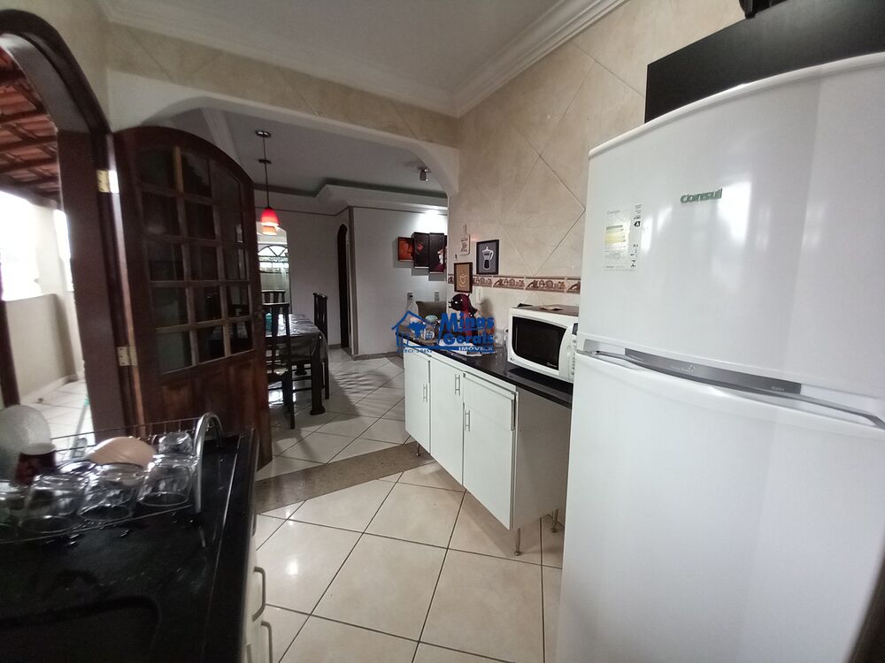 Casa à venda com 4 quartos, 142m² - Foto 3