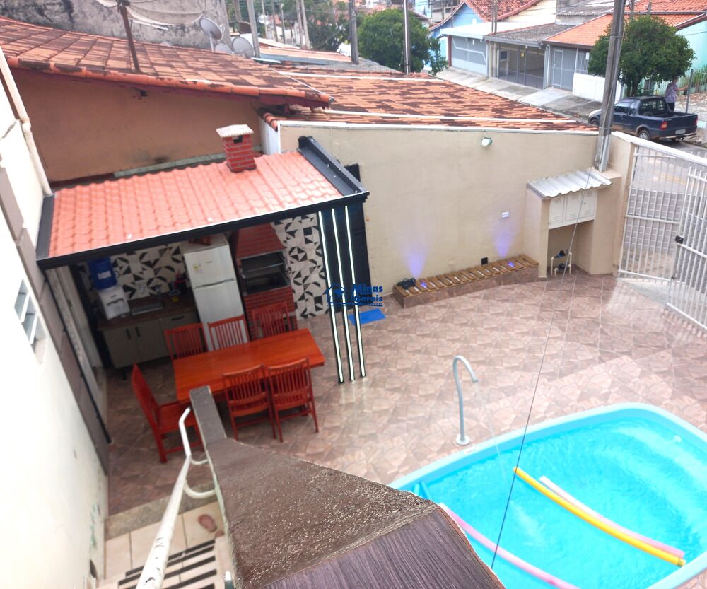 Casa à venda com 4 quartos, 142m² - Foto 1