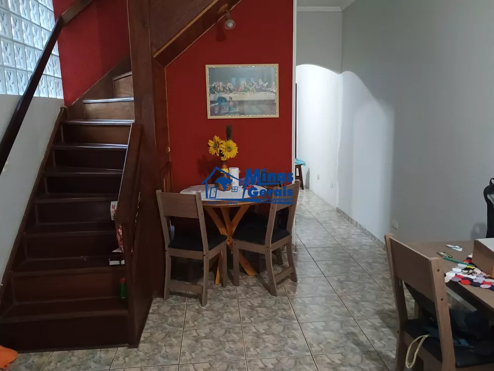 Casa à venda com 4 quartos, 115m² - Foto 2