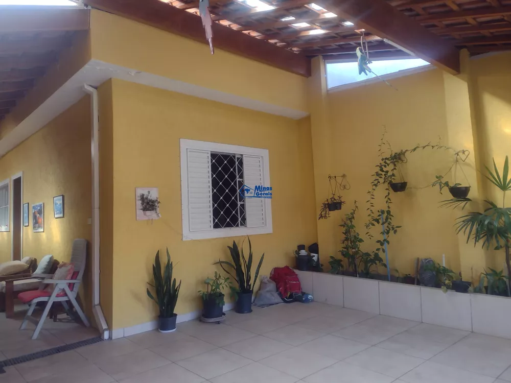 Casa à venda com 3 quartos, 156m² - Foto 1