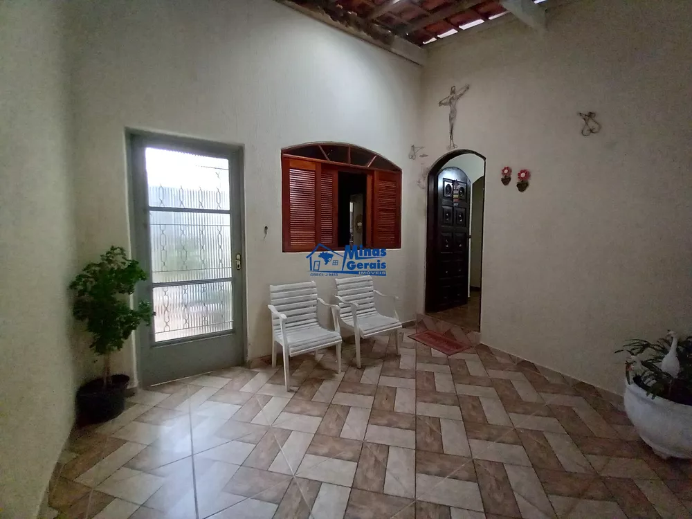 Casa à venda com 3 quartos, 250m² - Foto 1