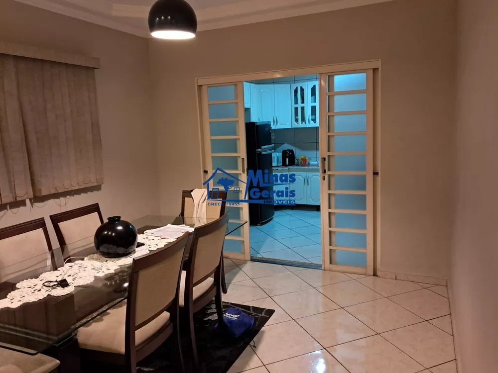 Casa à venda com 4 quartos, 205m² - Foto 3