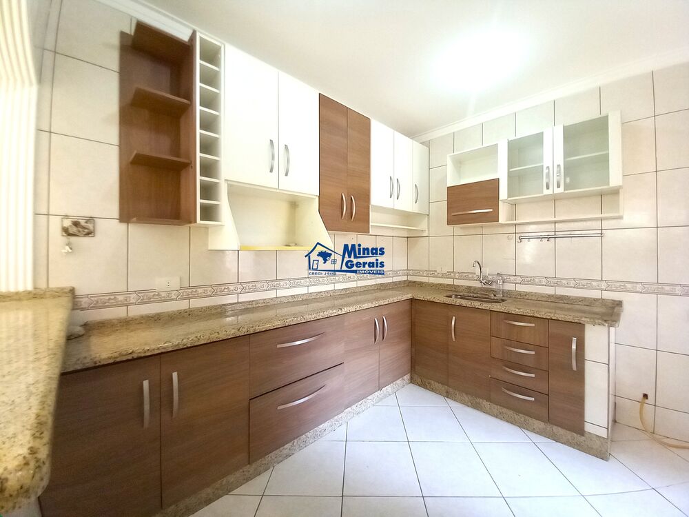 Casa à venda com 3 quartos, 250m² - Foto 2