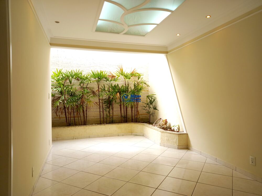 Casa à venda com 3 quartos, 250m² - Foto 1