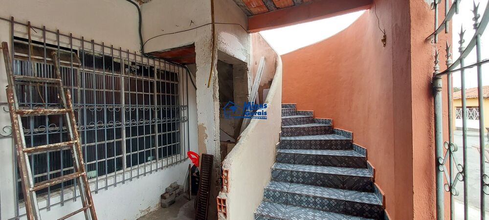 Casa à venda com 6 quartos, 140m² - Foto 2