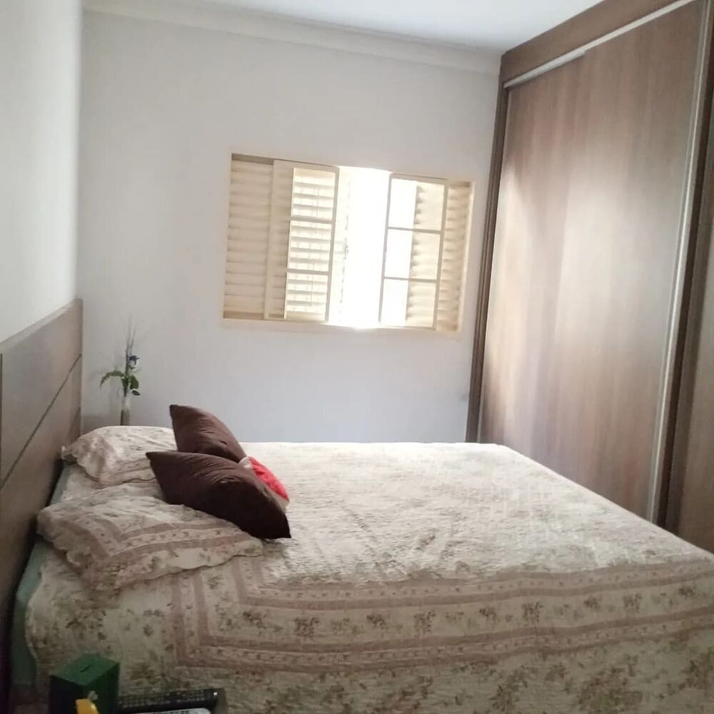 Casa à venda com 3 quartos, 200m² - Foto 1