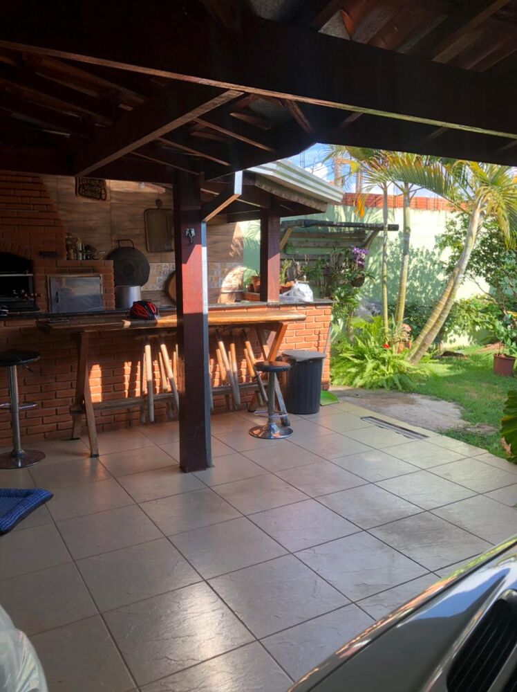 Casa à venda com 3 quartos, 200m² - Foto 1