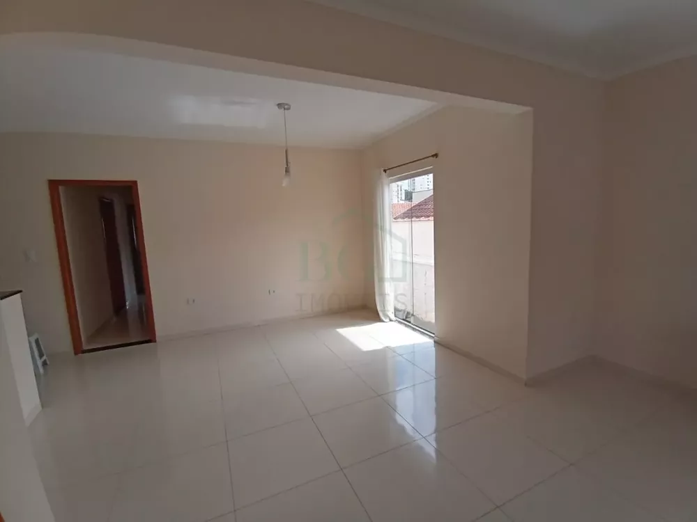 Casa à venda com 3 quartos, 120m² - Foto 1