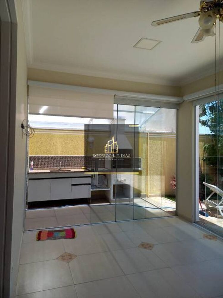 Casa de Condomínio à venda com 3 quartos, 250m² - Foto 2