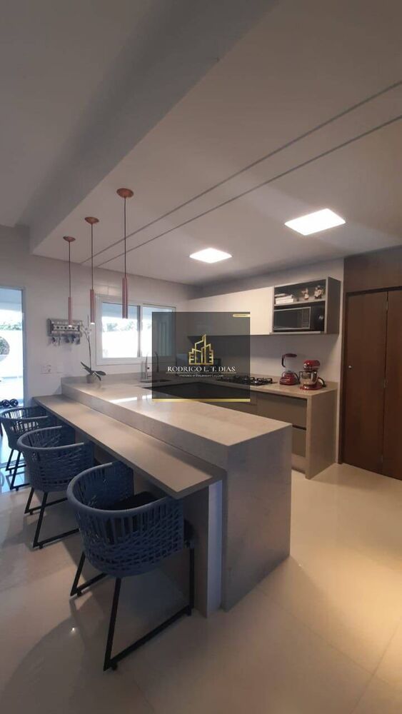 Casa de Condomínio para alugar com 4 quartos, 321m² - Foto 4