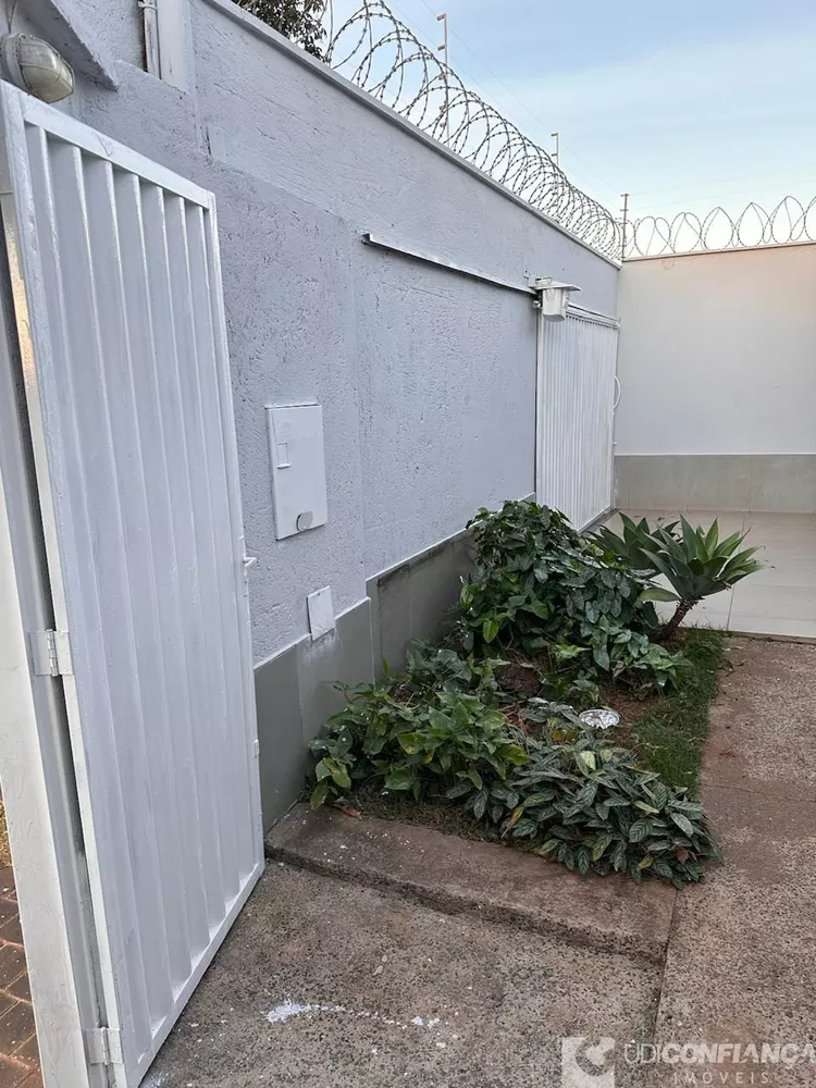 Casa à venda com 3 quartos, 200m² - Foto 2