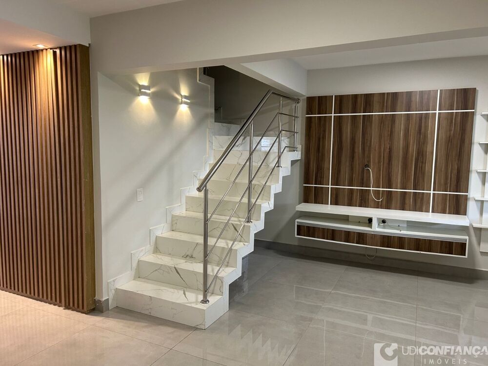 Casa à venda com 3 quartos - Foto 1