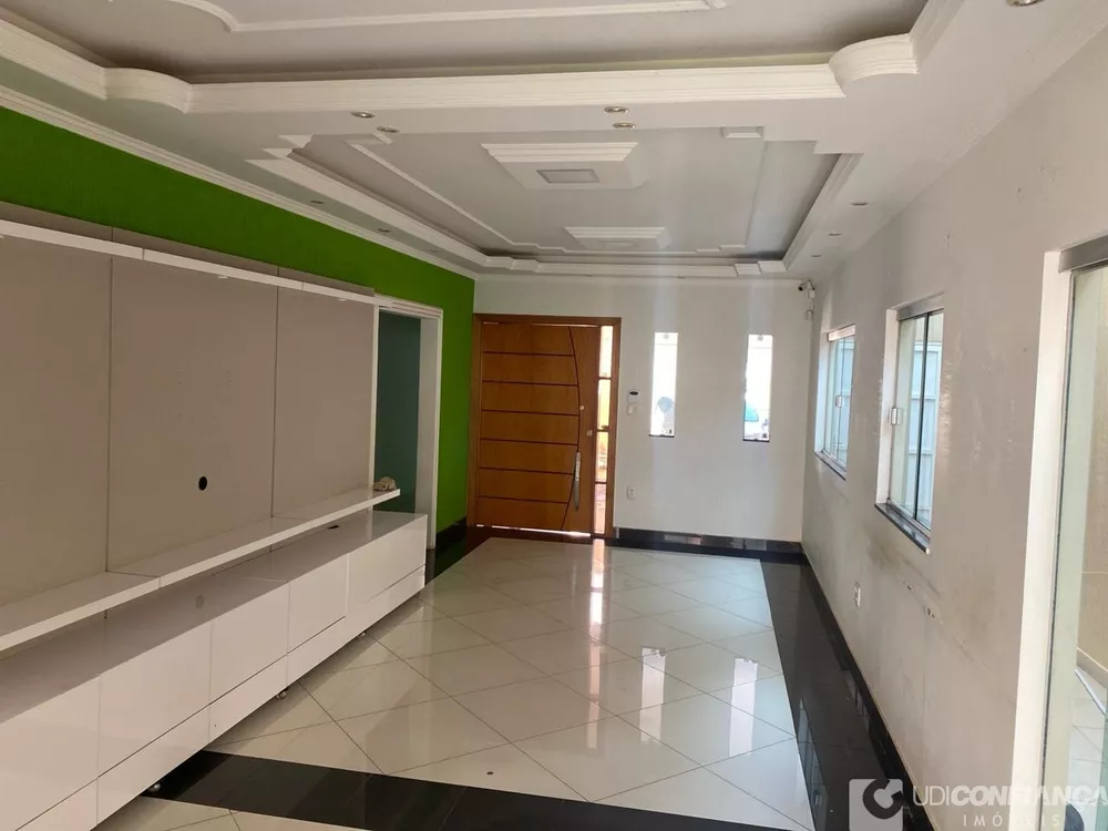 Casa à venda com 3 quartos, 180m² - Foto 2