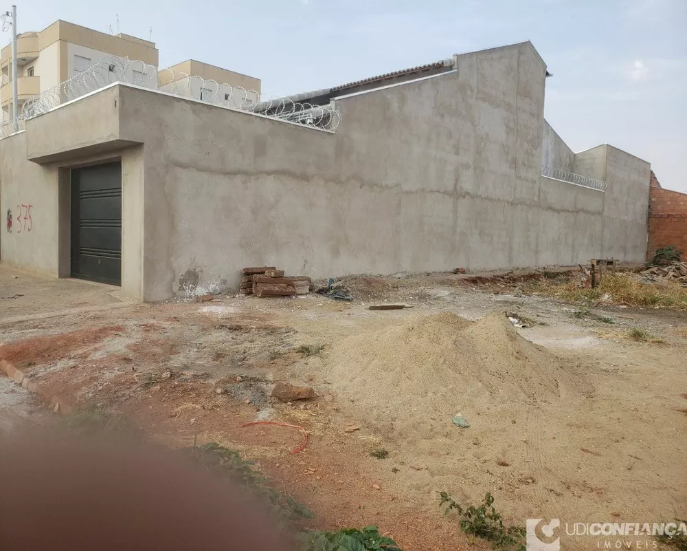 Casa à venda com 4 quartos, 210m² - Foto 2