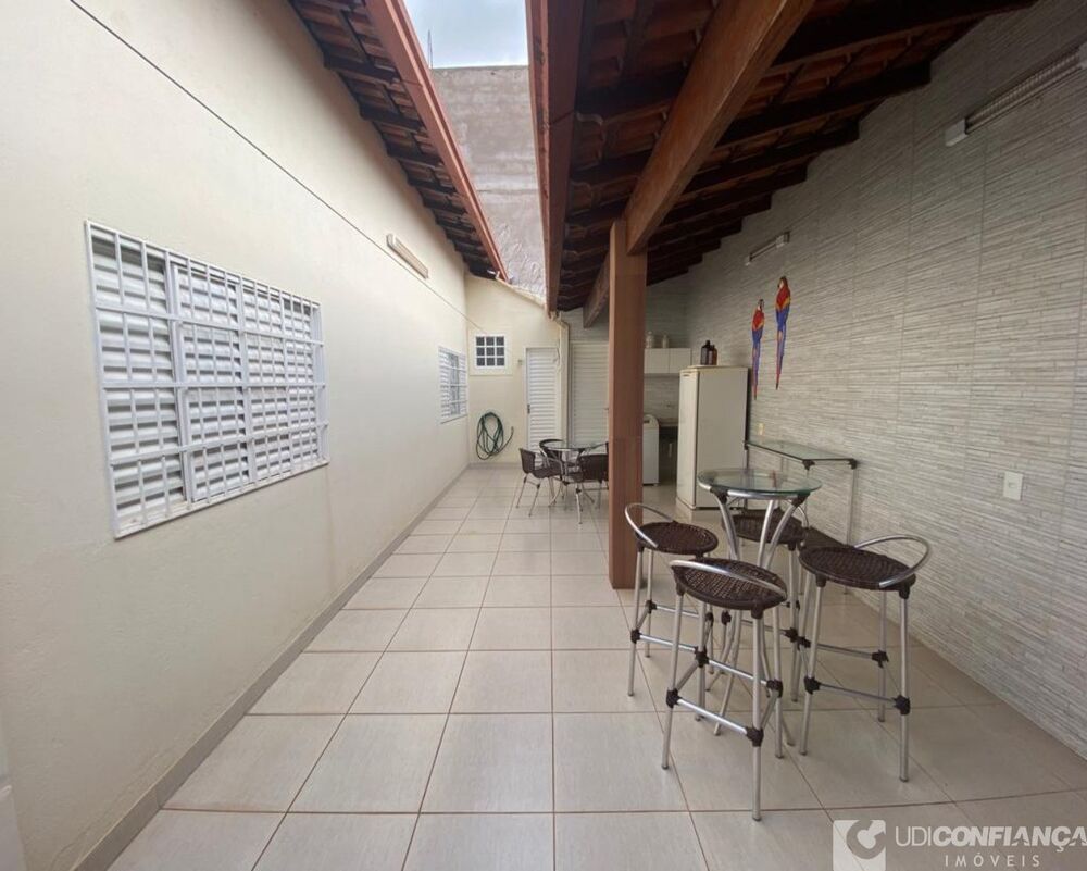 Casa à venda com 3 quartos, 217m² - Foto 4