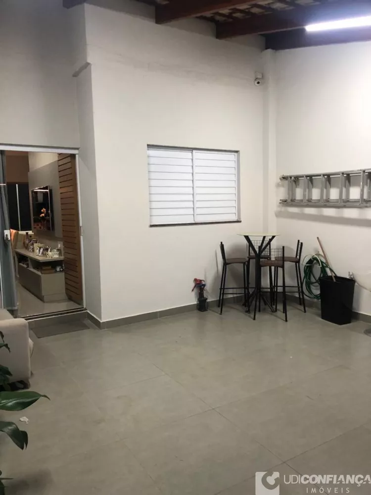 Casa à venda com 2 quartos, 100m² - Foto 2