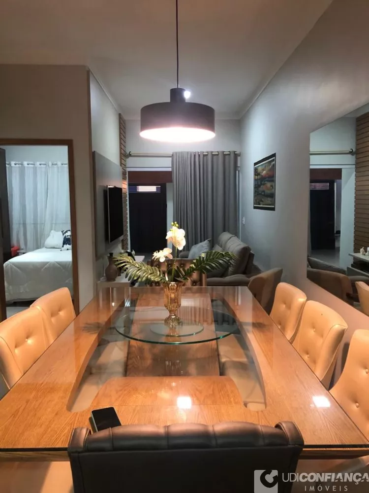 Casa à venda com 2 quartos, 100m² - Foto 1