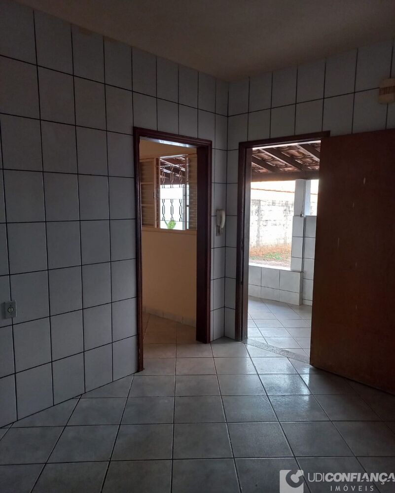 Casa à venda com 2 quartos, 70m² - Foto 2