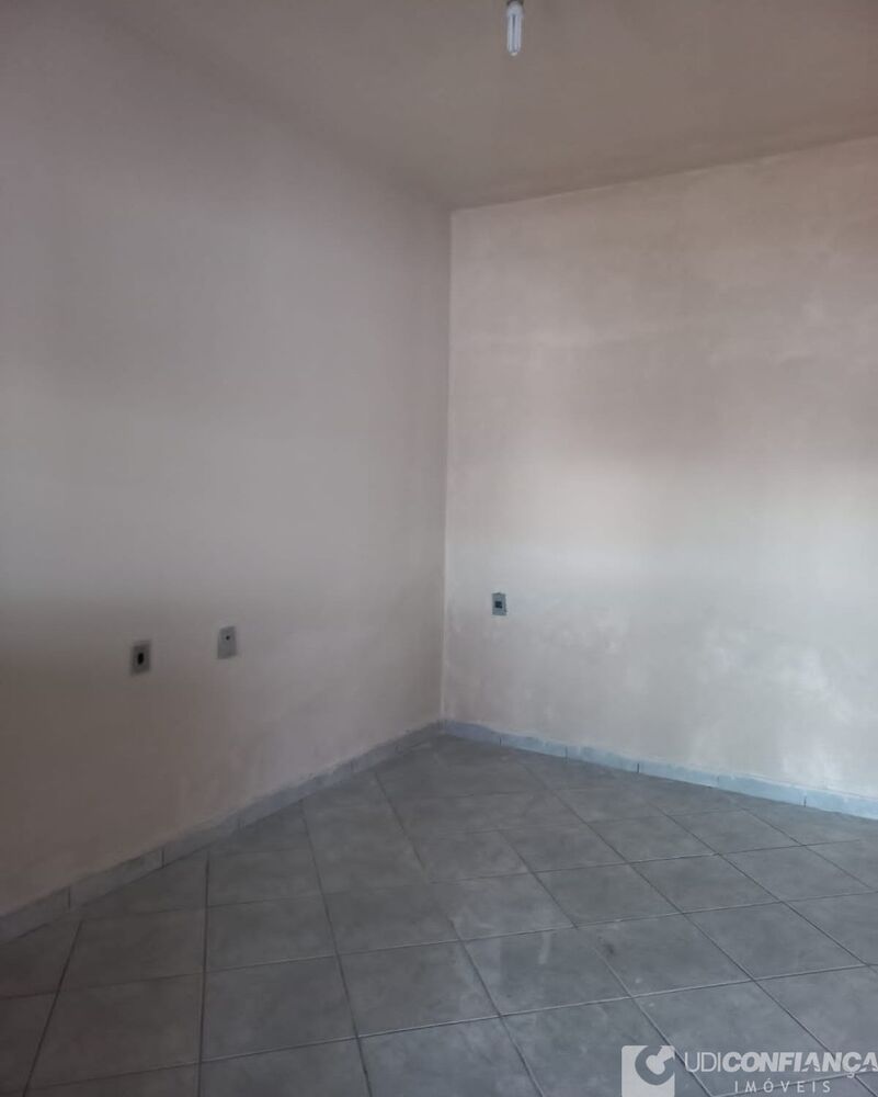 Casa à venda com 2 quartos, 70m² - Foto 3