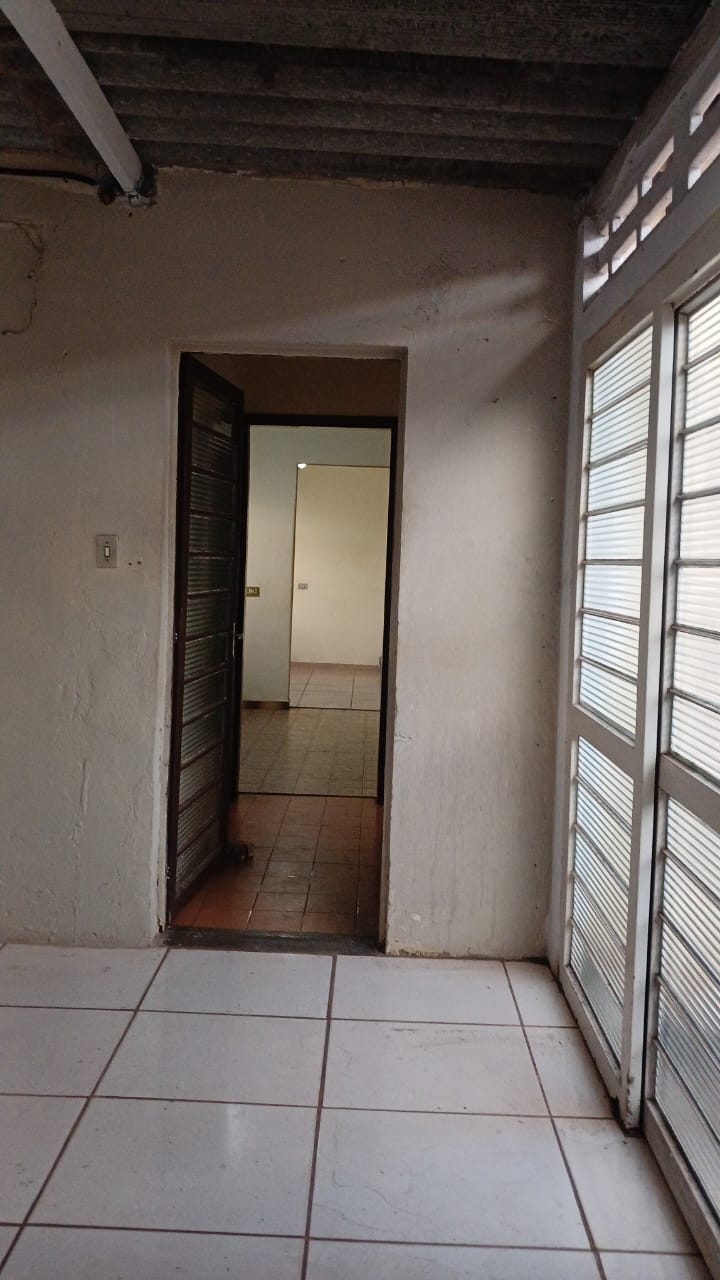 Casa para alugar com 2 quartos, 250m² - Foto 4