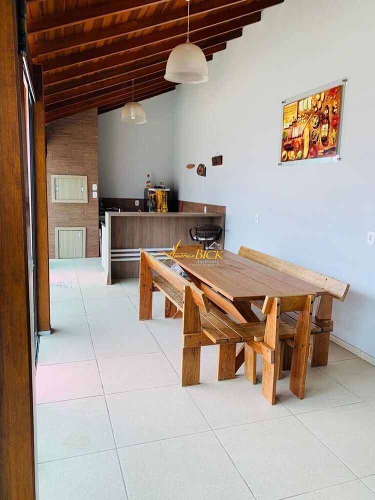 Casa à venda com 3 quartos, 157m² - Foto 1