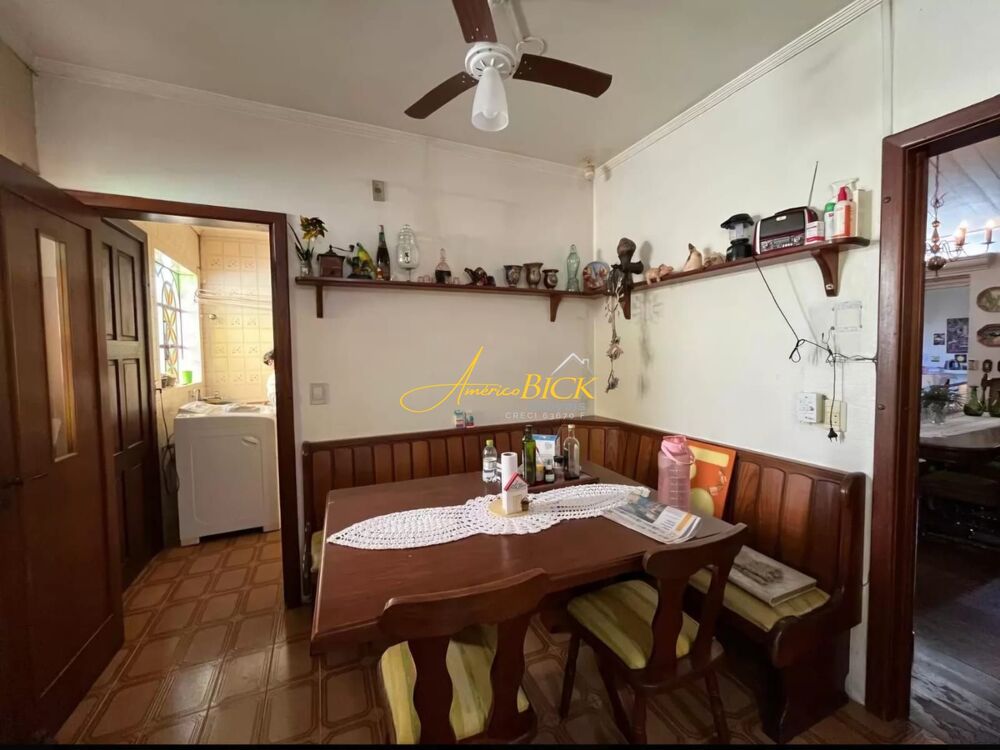 Casa à venda com 3 quartos, 301m² - Foto 1