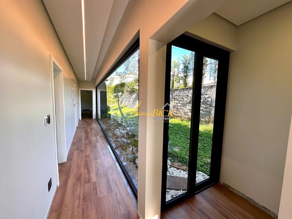 Casa à venda com 3 quartos, 219m² - Foto 4