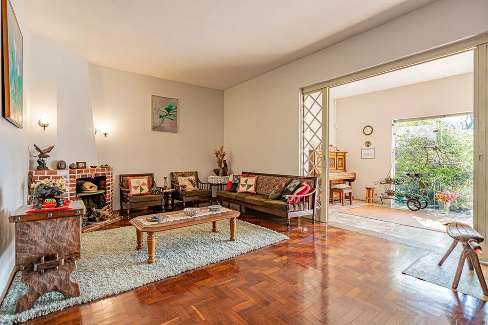 Casa à venda com 4 quartos, 258m² - Foto 1