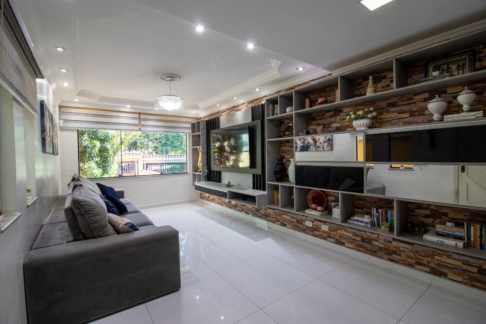 Casa à venda com 3 quartos, 231m² - Foto 1
