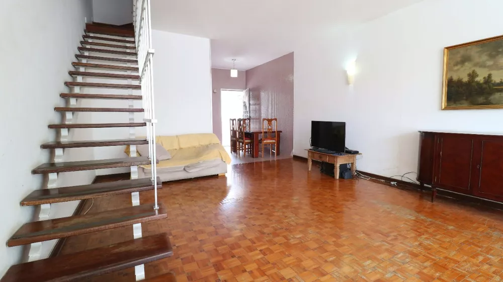 Casa à venda com 3 quartos, 177m² - Foto 1