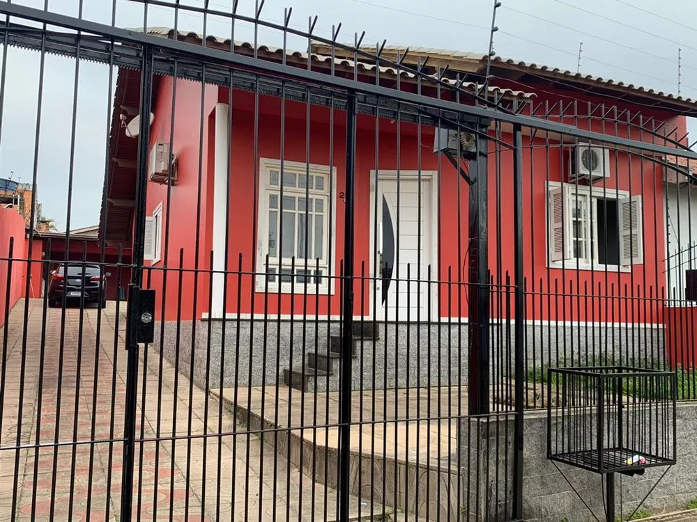 Casa à venda com 3 quartos, 300m² - Foto 1