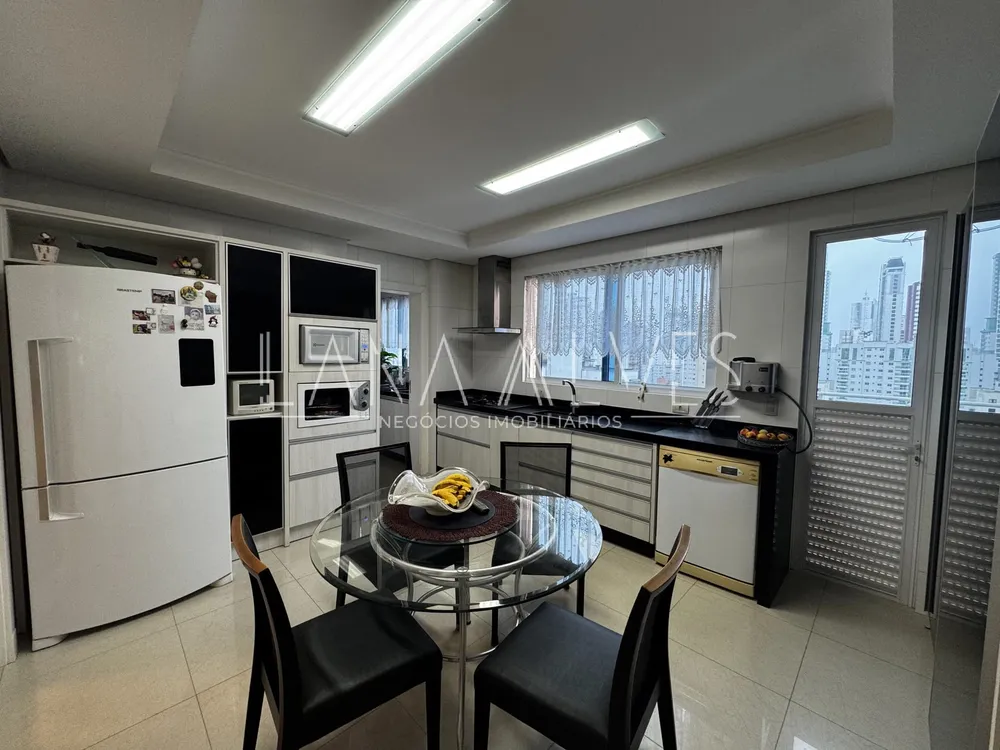 Apartamento, 3 quartos, 252 m² - Foto 2
