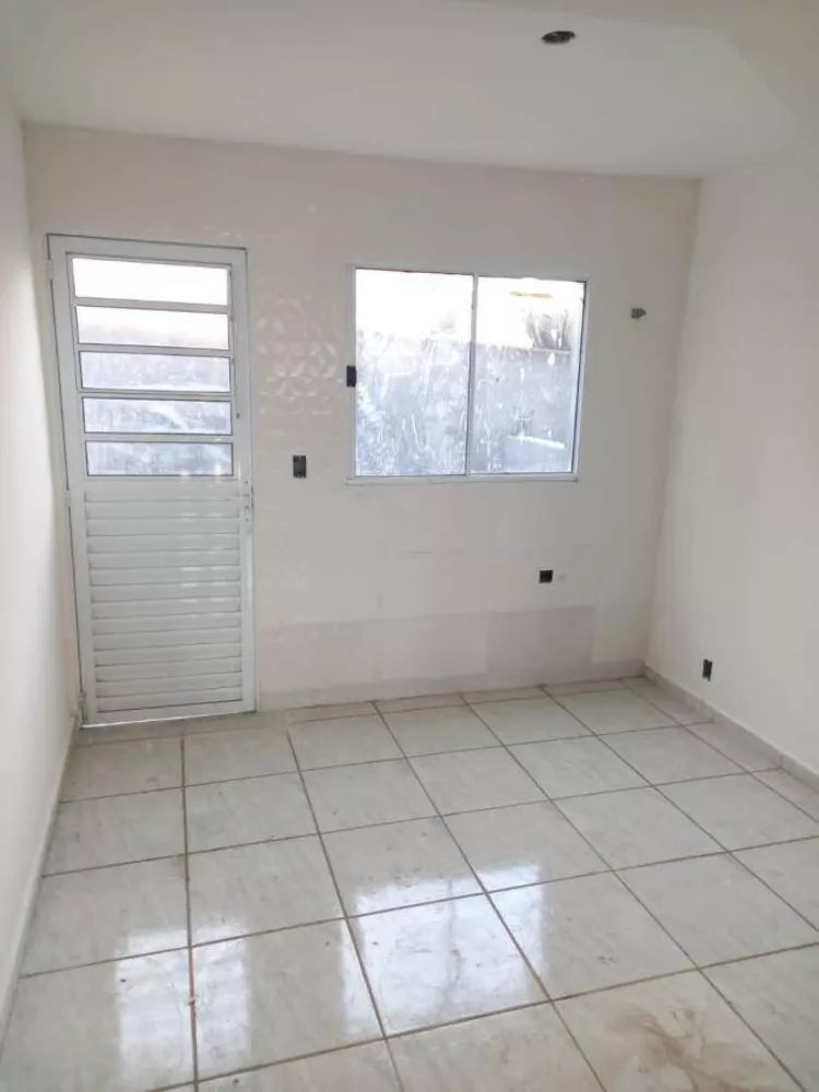 Casa à venda com 2 quartos, 60m² - Foto 4