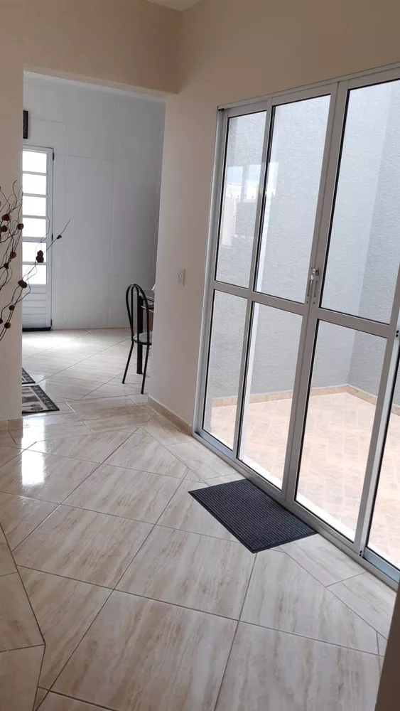 Casa à venda com 3 quartos, 76m² - Foto 1